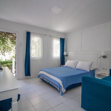 Blue & White Hotel Чирали Екстер'єр фото