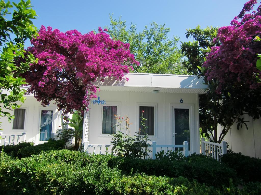 Blue & White Hotel Чирали Номер фото