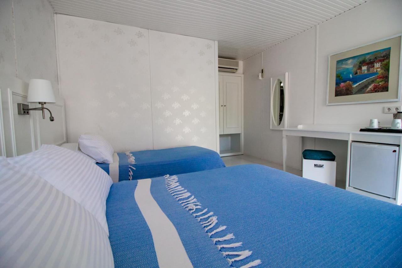 Blue & White Hotel Чирали Екстер'єр фото