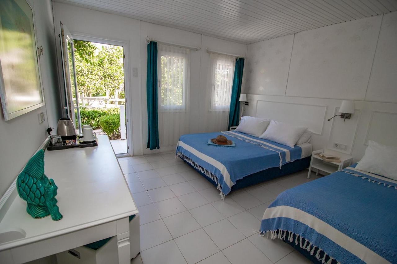 Blue & White Hotel Чирали Екстер'єр фото